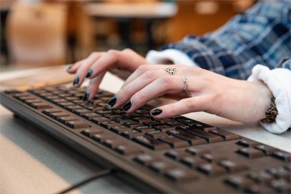 一个人在键盘上打字的特写.