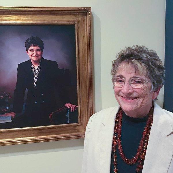 Johnine卡拉汉, 退休教授，荣誉学院院长, 站在尼迈耶生活中心她的肖像旁边，纪念荣誉学院成立十周年.
