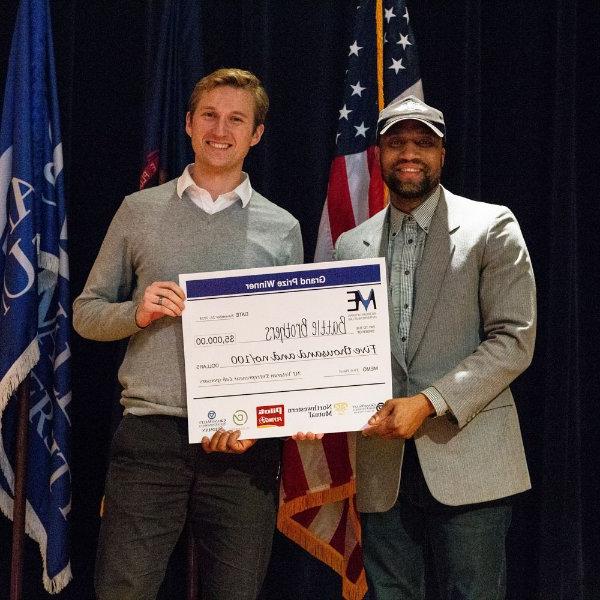 安德鲁·韦斯(右)通过GVSU的密歇根资深企业家实验室赢得了5000美元.