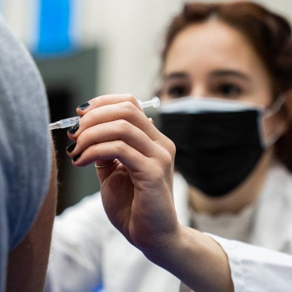 医师助理研究项目的一名学生正在接种新型冠状病毒肺炎疫苗.