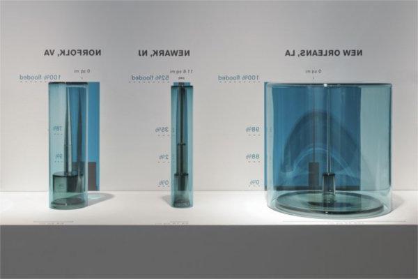 玻璃制品，三艘标有城市名称的船只，描绘了洪水的程度
