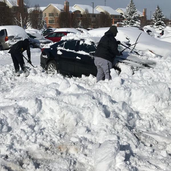 GVPD的成员帮助Allendale校区的学生清除车上的雪.