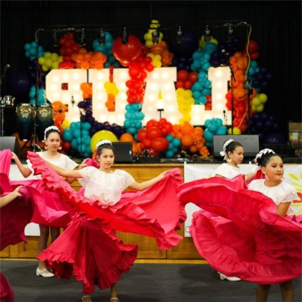四个年轻女孩在2023年拉丁美洲团结进步节周跳舞.