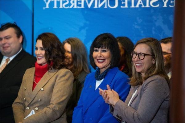 U.S. 代表. Hillary Scholten, Grand Valley President Philomena V. 曼 and Governor Gretchen Whitmer smile during a speaker's comments at the 狄维士中心. 