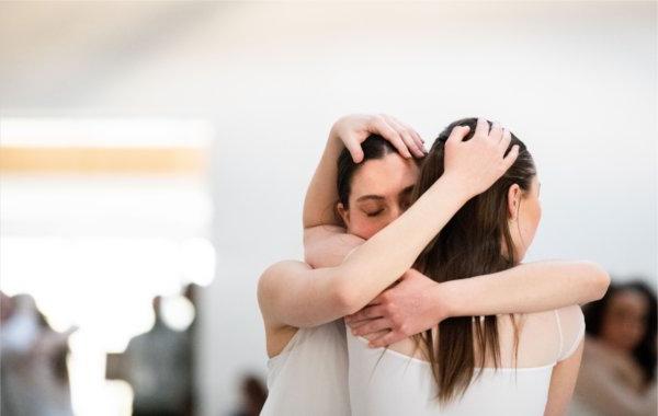  Two dancers embrace. 